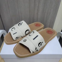 Berömda designer sandaler kvinna platt mule tofflor kvinnor skum glider plattform hem tofflor sommar sandels strandskor skjutreglage flip flops clogs sandles