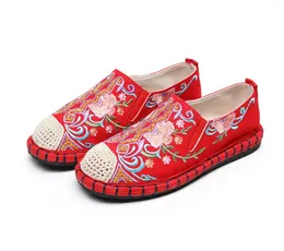 Scarpe casual vecchia pechino in tessuto morbido da donna in stile etnico ricamato piatti slip-on traspiranti