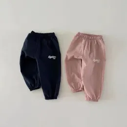 Calça 2023 outono novo bebê calça solta carta de moda impressão infantil calça casual calça solteira calça esportiva de menina solteira calça infantil