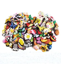 100 st slumpmässiga sko charms för jibz tillbehör tecknad skor accesory charms passar diy armband armband barn gåva8266546