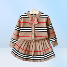女の赤ちゃんの冬の服セットガールセーターの縞模様のプリーツスカートスカートトゥワフィススーツ37歳の子供服5342662