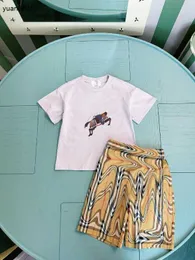 Populära babybanor Summer T-shirt Suit Kids Designer Kläder Storlek 100-160 cm Knight Print T-shirt och rutiga mönster Shorts 24 April