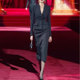Zweiteilige Hosen für Frauen Tifiky Modenschau 24 Herbst V-Ausschnitt Single Row Langarmanzug Jacke mit mittlerem Länge Rock Set