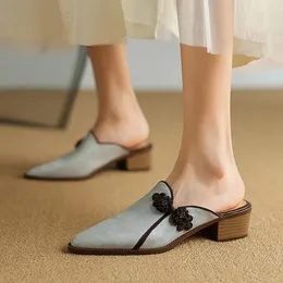 Slippare Summer Women Mules delade läderskor för täcktå tå chunky klack kortfattad spetsig kinesisk etnisk stil sandaler