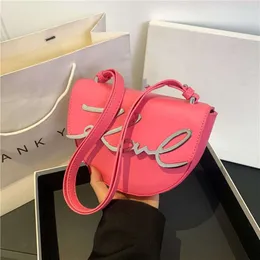 Luxury Karl Lagerfield Saddle Bag mode Underarm Bag designer Söt all-match koreansk axel crossbody väska ny stil kvinnor messenger handväska