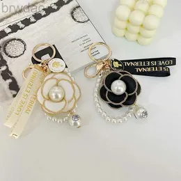 Key Rings White Black Camellia Keychain Pearl String Fashion Personality Ladies Car Keychain Bag Pendant Ornaments Wholesale 240412