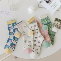 Socken im College -Stil Socken für Frauen, vier Jahreszeiten, Cartoon süße Midcalf -Socken, karierte Blume lange Baumwollsocken, japanischer Stil