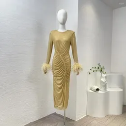 Lässige Kleider 2024 Herbst gelbe Vintage Diamanten anmutige hochwertige Federn Fashion Design Fleating Frauen Luxus Midi Kleid