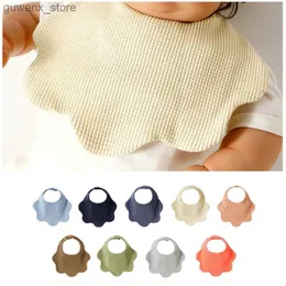 Bibbs Burp Tygar Bomullsvåffla Spit Handduk Babal Petal Bib Summer 360 grader Roterande nyfödd Bib Söt fast färg Three-Piece Pack Y240412