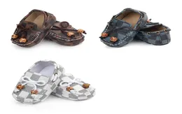 Recém -nascido Baby Shoes Sone Sole Infant First Walkers Grid Footwear Classic Girls Girls Cozes de couro Sapatos de berço Peas Shoe6766611