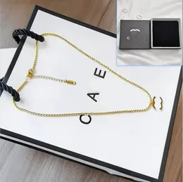 Luxury Titanium Steel Necklace Classic Style Designers Temperament Högkvalitativt Kvinnlig halsband Högkvalitativ romantisk kärlek Present Box Birthday Party