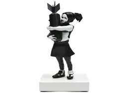 Decorative Objects Figurines Banksy Bomb Hugger Modern Sculpture Bomb Girl Statue Resin Table Piece Bomb Love England Art House De6715664