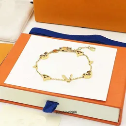 Высокая версия Beaded Version v Золотые женские ювелиры маленькие цветочные браслеты розовые буквы хрустально покрытые золото