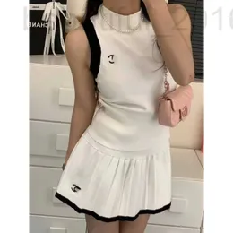 O designer de vestido de duas peças Xiao Xiang Borderyer é um estilo simples e elegante que parece ótimo quando usado casualmente.3IFQ