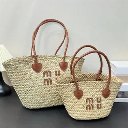 Sommerstrohbeutel Designer Gras gewebte Taschen Frauen Korbbeutel Strand Handtaschen Frauen Luxus -Tasche Designer Umhängetasche Mode M -Geldbörsen