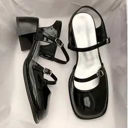 Scarpe sandali di punta rotonda non slittate signore casual estate cavo scarpe eleganti scarpe da festa della moda coreana design 240410