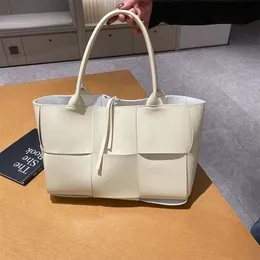 2024 Neues trendiges zweiteiliger Set mit modischem Design großer Kapazität Einen Umhängetaschen Handtaschen gewebte Einkaufstasche kleine und High-End-Crossbody-Tasche für Frauen