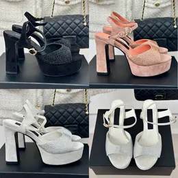 Designer Women Wedge Sandals Luxury Sandals Piattaforma piatta pesante 3 cm Sandalo Rhinestone in pelle scamosciata Sandals regolabile sandali a fibbia regolabile Super alto 10,5 cm SCHED SCARPE SCARPE SCARPE