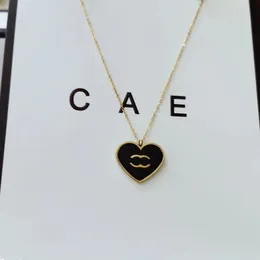 Luxury Gold Plated Necklace Brand Designer Black Peach Heart Charm Girl Fashion Högkvalitativ halsband Högkvalitativ smycken Halsband