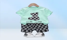 Śliczne maluch Boysgirls niemowlę lato 2021 Nowy kreskówka Bear Tshirtpants 2PC Ubrania bawełniane stroje 039s noś ropa beb6587741