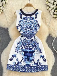 أزياء مدرج الصيف فستان قصير للسيدات بلا أكمام أنيقة زرقاء وبيضاء من الخزف الزهرة الطباعة دبابة العطلات الصغيرة فيديس 240410