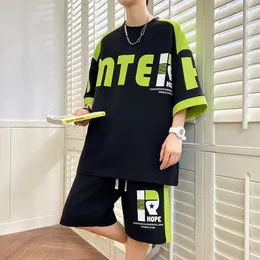 Sommarspårspår Kort ärm Tshirtshorts Lossa Two Piece Mens Set Sportswear Top Tee Kneelength Pant Youth Clothing 240401