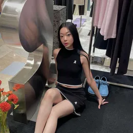 Sydkoreas nischbroderi kanter minimalistisk och mångsidig wrap runt höft halvt kort kjol