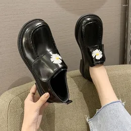 أحذية غير رسمية نساء ديزي جلود صغيرة كبيرة من إصبع القدم مسطحات سكوير سكوير متتابهة الطالب المطرز الخطاف Derby 2024