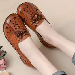 Sıradan Ayakkabı Boyutu 35-41 Çiçek Kadınlar İçi Boş Delik Vintage Etnik Stil Yumuşak Sole Flats Anne