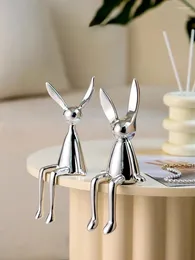 Estatuetas decorativas de luxo com ornamentos de prata eletroplativos de luxo com orelhas compridas, sala de estar com desktop da varanda de vara