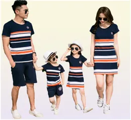 Aile görünüm elbise anne kızı kıyafetler yaz moda çizgili tişört eşleşen kıyafetler baba oğul erkek bebek kız giyim y200717758436