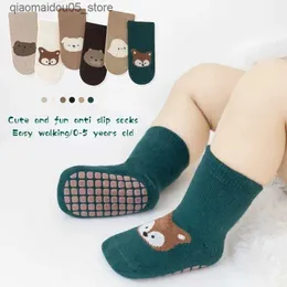 Kindersocken süß und lustig Baby Anti -Slip -Boden -Socken Herbst und Winter Baby warmes Socken Cartoon Baby gerade kurze Trampolinsocken Q240413
