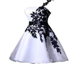 2018 tanie krótkie sukienki z domu białe i czarne sznurkowe z koronkowymi paskami z koralikami z koralikami Tiulowe suknie na koktajl na bal