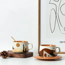Filiżanki spodki ceramiczne herbatę herbaty śniadanie mleko latte z spodkiem i łyżką biurową naczynia naczyń wysokiej klasy prezenty