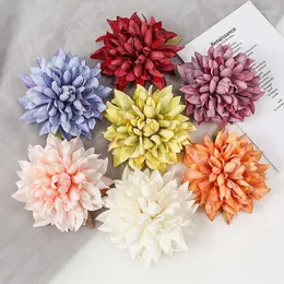 Kwiaty dekoracyjne 10pcs 12 cm Wysokiej jakości jedwab gerbera sztuczna głowa na domowe domowe akcesoria na ścianę kwiatową dekorację świąteczną