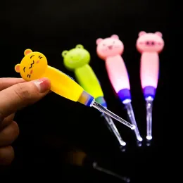 2024 شمع الأذن مع ملعقة ضوئية LED Cartoon Care Baby Care Airs Spoon Diging Luminous Dig -Picker Product Tool Tool - لأذن الطفل