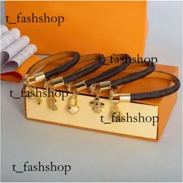 Charm Leather Fashion Lock Lock Designer Bracelet Brand Flat Brown Metal para homens e mulheres Amantes Jóias Presente de luxo feminino Pulparelete masculina 638