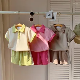 Kläder sätter sommaren 2024 Barn ren bomullskläder koreansk baby kontrast färgkläder flickor och pojkar polo skjorta korta ärm shorts