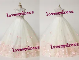 Pink Elfenbein Neue Quinceanera Kleider Süße 16 Mädchen 2023 Handgemachte Blumen Perlen Perlen Spitzen Applique Batteau Schlüsselloch zurück -Prom Kleid3026176