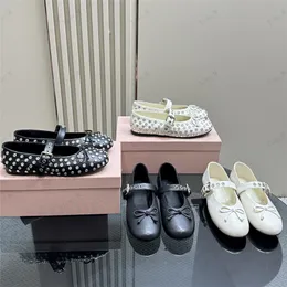 Top-Qualität Frühling neuer Frau Luxus Ballett Flachschuhe Bug Kristall runde Zehen Slip-On-Bootsschuh Komfort Outdoor Oma Oma Diamond Rivet Mary Jane Dekor Schuhe Süßes Luftguss