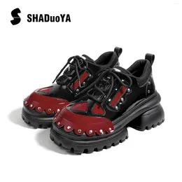 Sapatos casuais 2024 botas de plataforma feminina punk gótica - tornozelo de contraste preto e vermelho elevado com detalhes em metal