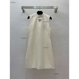 24 PRA新しいデザイナーの女性用ドレス逆三角形の装飾ソリッドカラーノースリーブスタンディングネック中国のドレスエレガントでセレブリティスタイルのドレス484