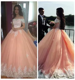 Элегантные платья Quinceanera 2018 с плечи с короткими рукавами аппликации для шарикового платья плюс sweet 16 платья саудовская арабская длинная выпускной день G3671660