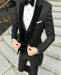 Neuer Designer Black Bräutigam Smokedos Herren Hochzeitsanzüge Velevt Peaked Revers Man Blazer Jacken Drei Teile Bräutigamer Abend Prom Par3392437