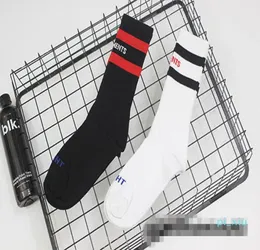 Vetements Socken Herren Socken Teenager Hip Hop Style White Black Long Socings Buchstaben Sticker sportlicher Beinwärmer Streifensocken 023231047