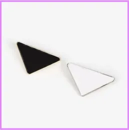 Metal Dreieck Buchstabe Brosche neue Frauen Girl Triangle Broschen Anzug Anzug Pin White Black Fashion Jewelry Accessoires Designer G2237075577