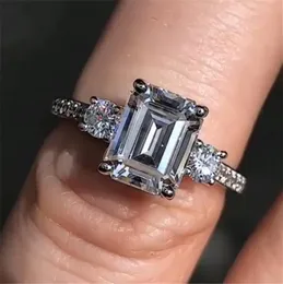 Emerald Cut 4ct Lab Diamond Ring 100 Orijinal 925 STERLING Gümüş Nişan Düğün Bankaları Kadınlar İçin Parti Mücevherleri1084391