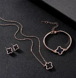 Fashion designer jewelry fourleaf clover threepiece set women039s pendant 3color optional wedding banquet whole1537718