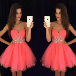 Underbara korta hemkommande klänningar Coral Pink Tulle Party Dress Sweetheart ärmlösa kristaller billiga skräddarsydda examen prom dr1564611