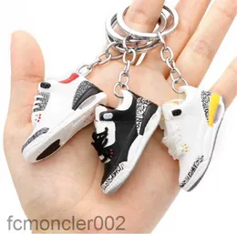 3D basket sneaker skor nyckelringar modedesigner fotboll silikon sko nyckelring män kvinnor hänge nyckel kedja bil handväska hållare 2vis